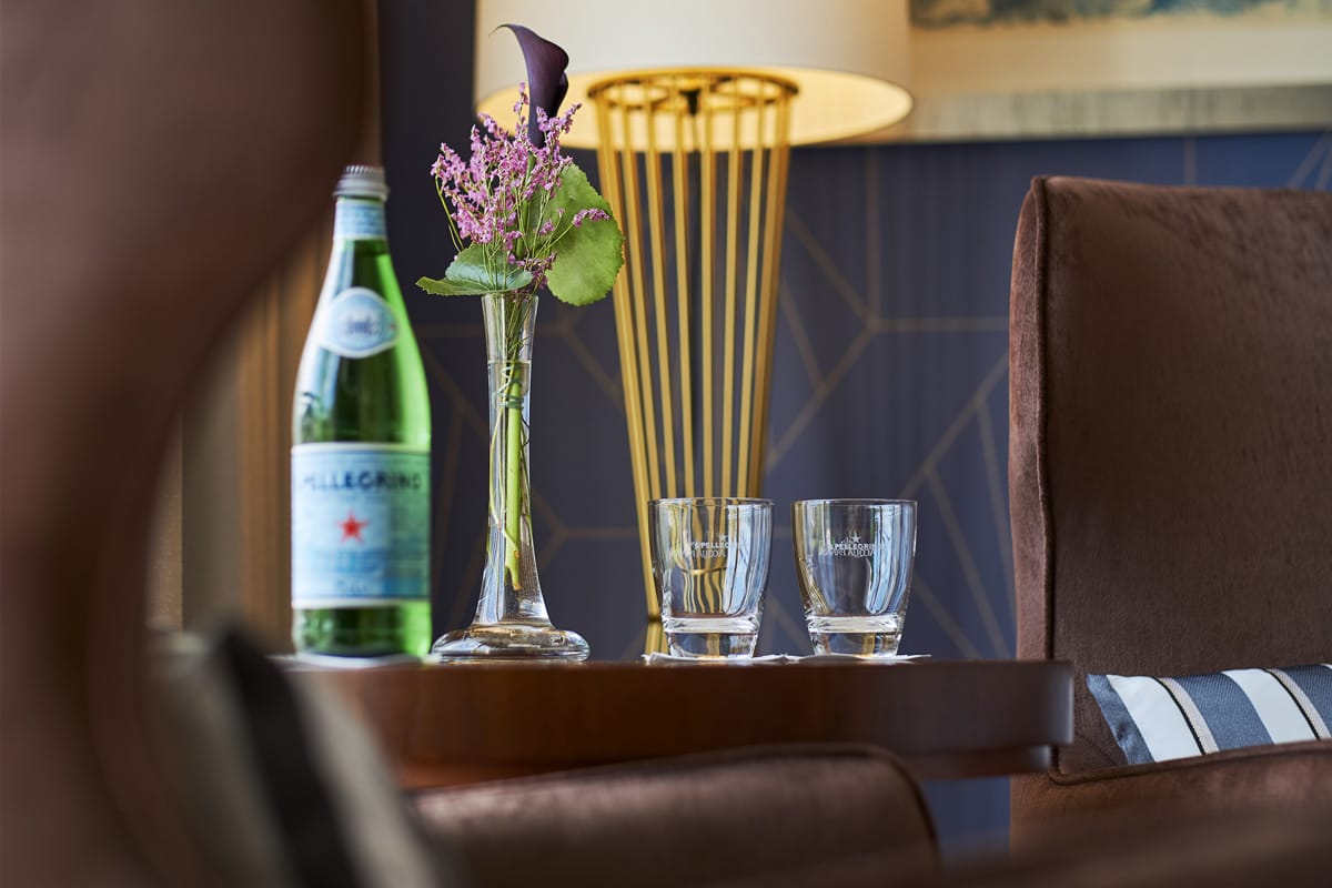 Ein Beistelltisch vor dem Balkon mit einer Karaffe und Gläsern im Casino Hotel in Baden Baden